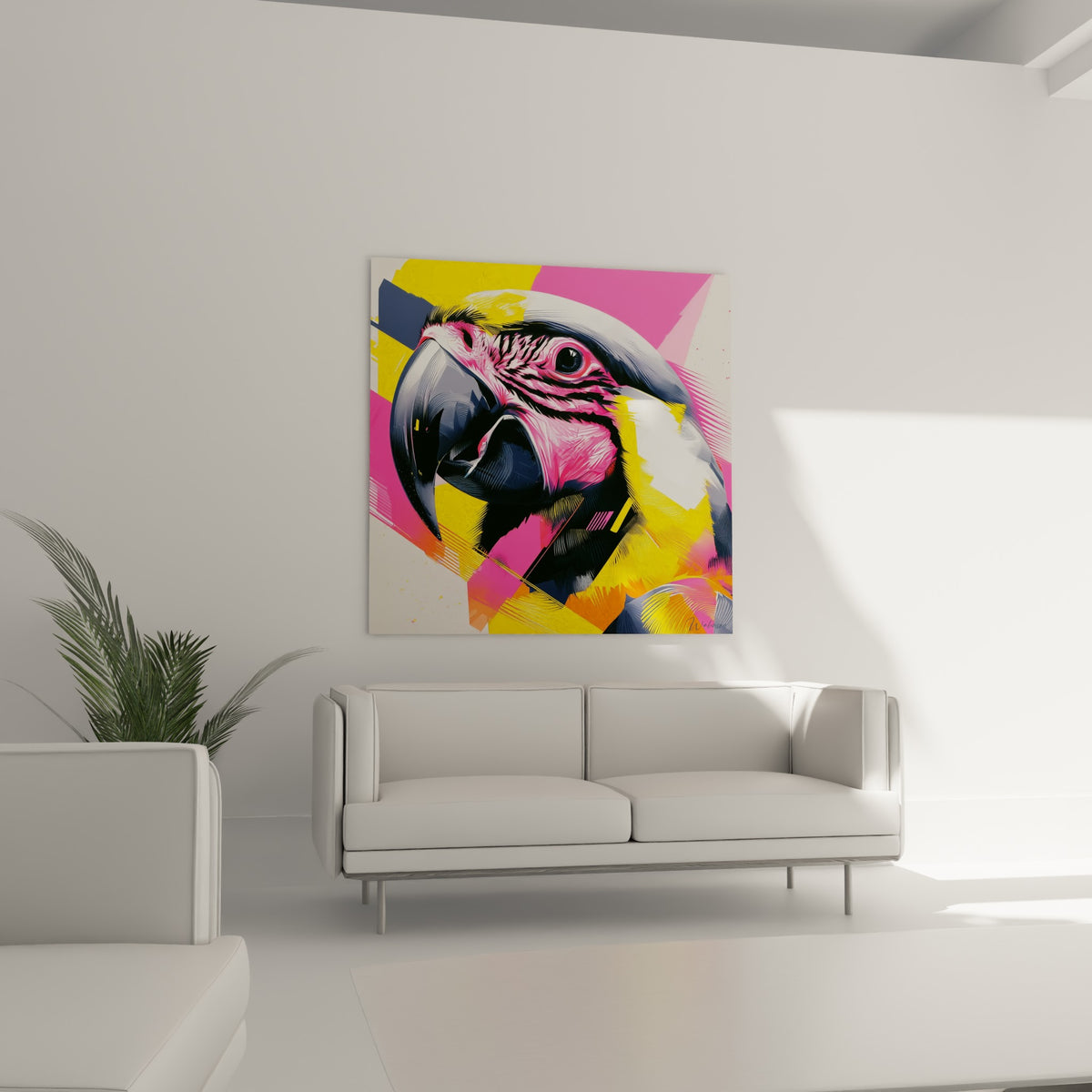 Œil sombre et plumage rose du perroquet sur fond jaune, tableau accroché au-dessus d'un canapé dans un salon lumineux