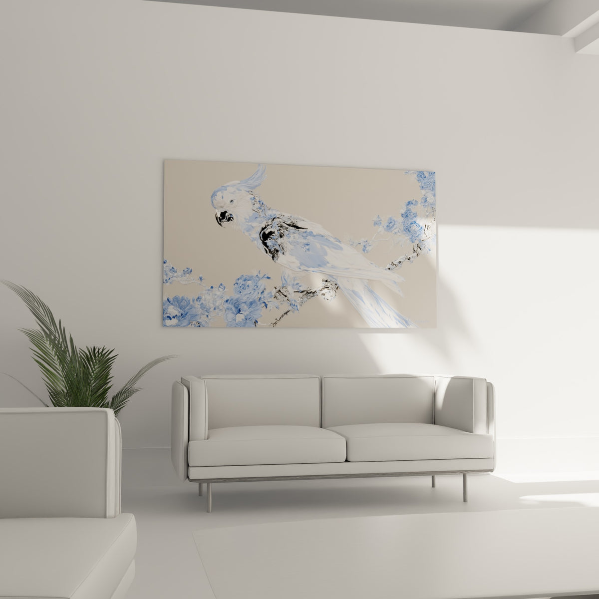 Cacatoès aux plumes bleu marine et blanches, suspendu au-dessus d'un canapé dans un salon lumineux