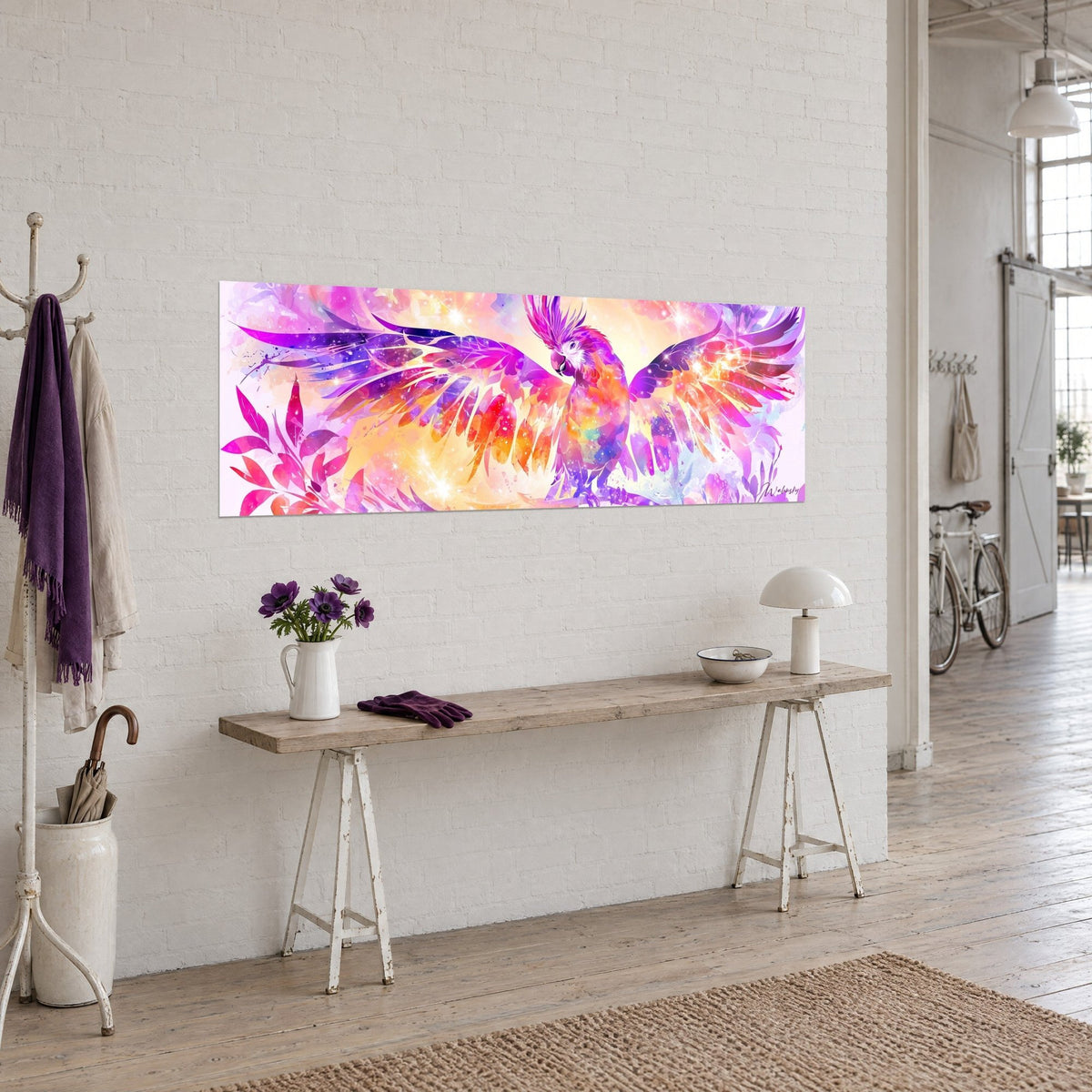Quadro cacatua dalla cresta purpurea in volo, scintille dorate, ali magenta e arancio, vista di tre quarti in un loft