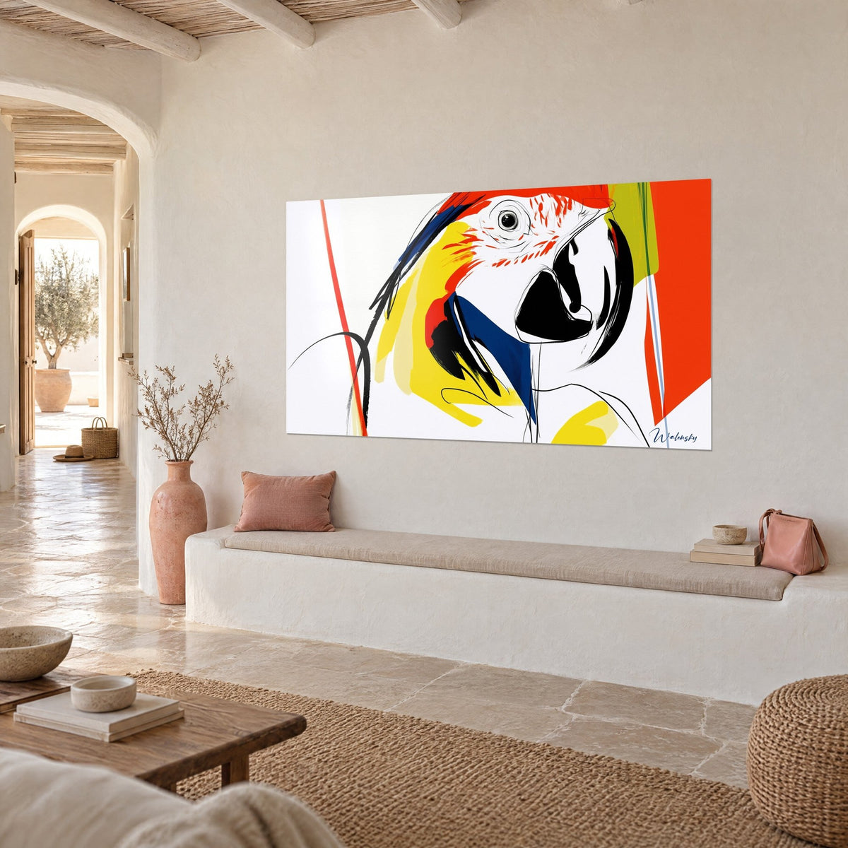 Schilderij geschetste ara, witte wang gespikkeld met rood, citroengele en nachtblauwe vlakken, driekwart aanzicht, beige muur en bank