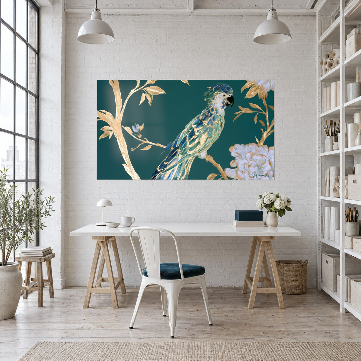 Tableau perruche royale ciselée d'or et de bleu roi, branches dorées sur fond émeraude, au-dessus d'un bureau de loft aux étagères blanches