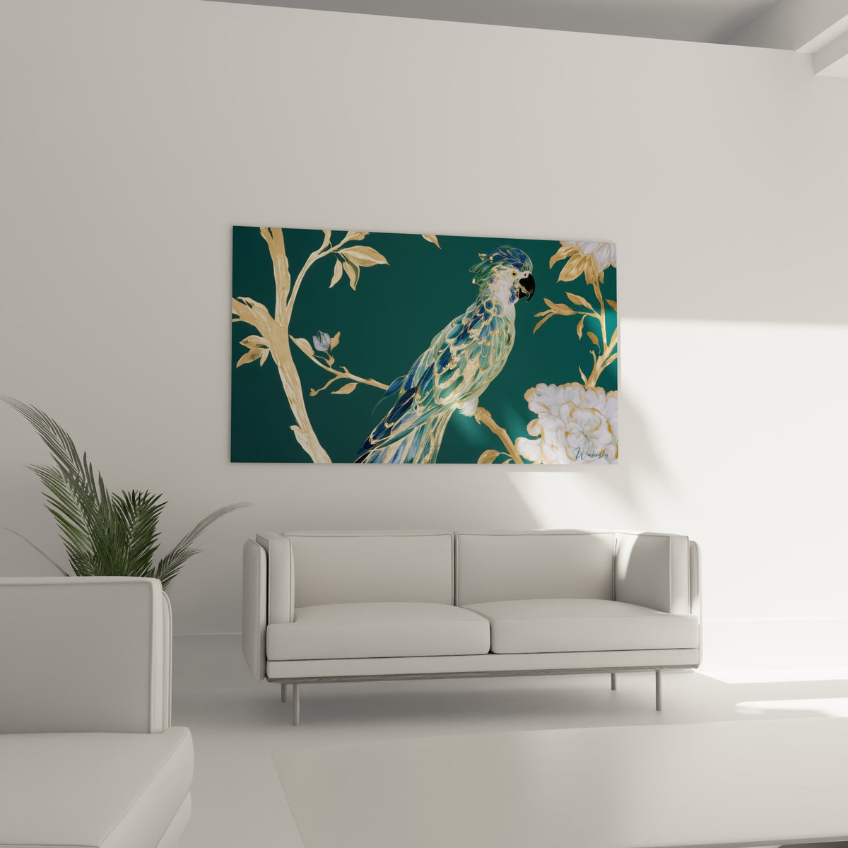 Plumage bleu et blanc rehaussé d'or de ce perroquet stylisé, accroché au-dessus d'un canapé dans un salon lumineux