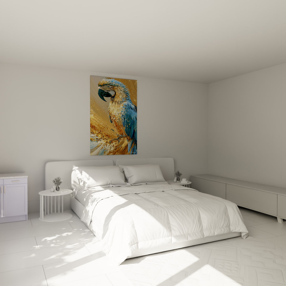 Perroquet bleu et or capté en pleine métamorphose, accroché au-dessus d'un lit dans une chambre claire
