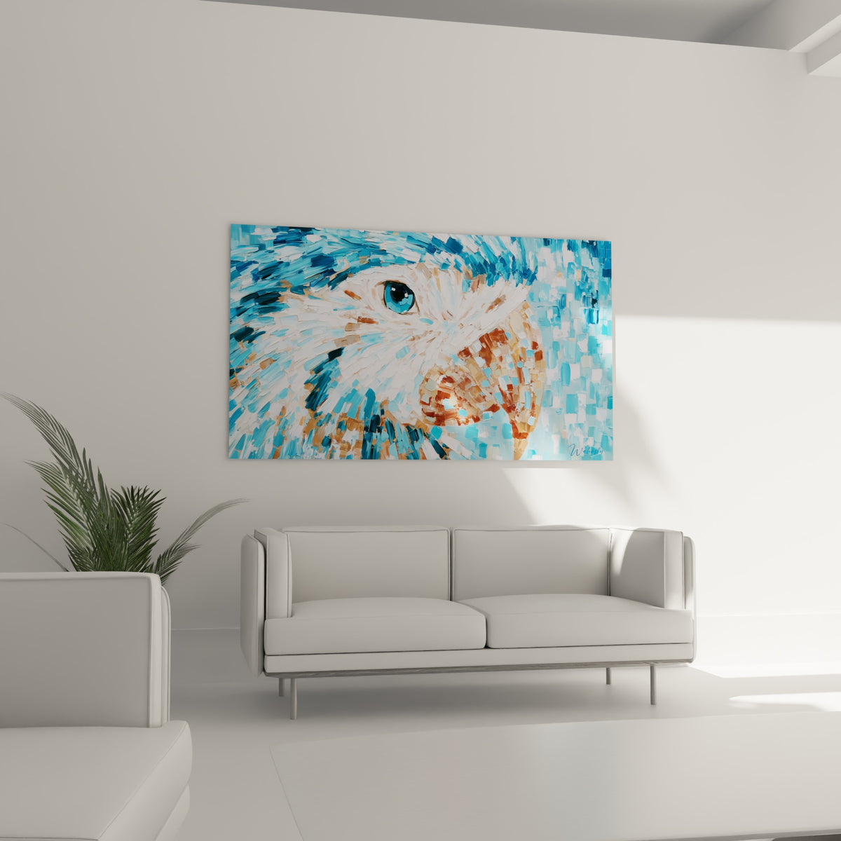Plumage turquoise et cuivré d'un perroquet stylisé accroché au-dessus d'un canapé dans un salon lumineux