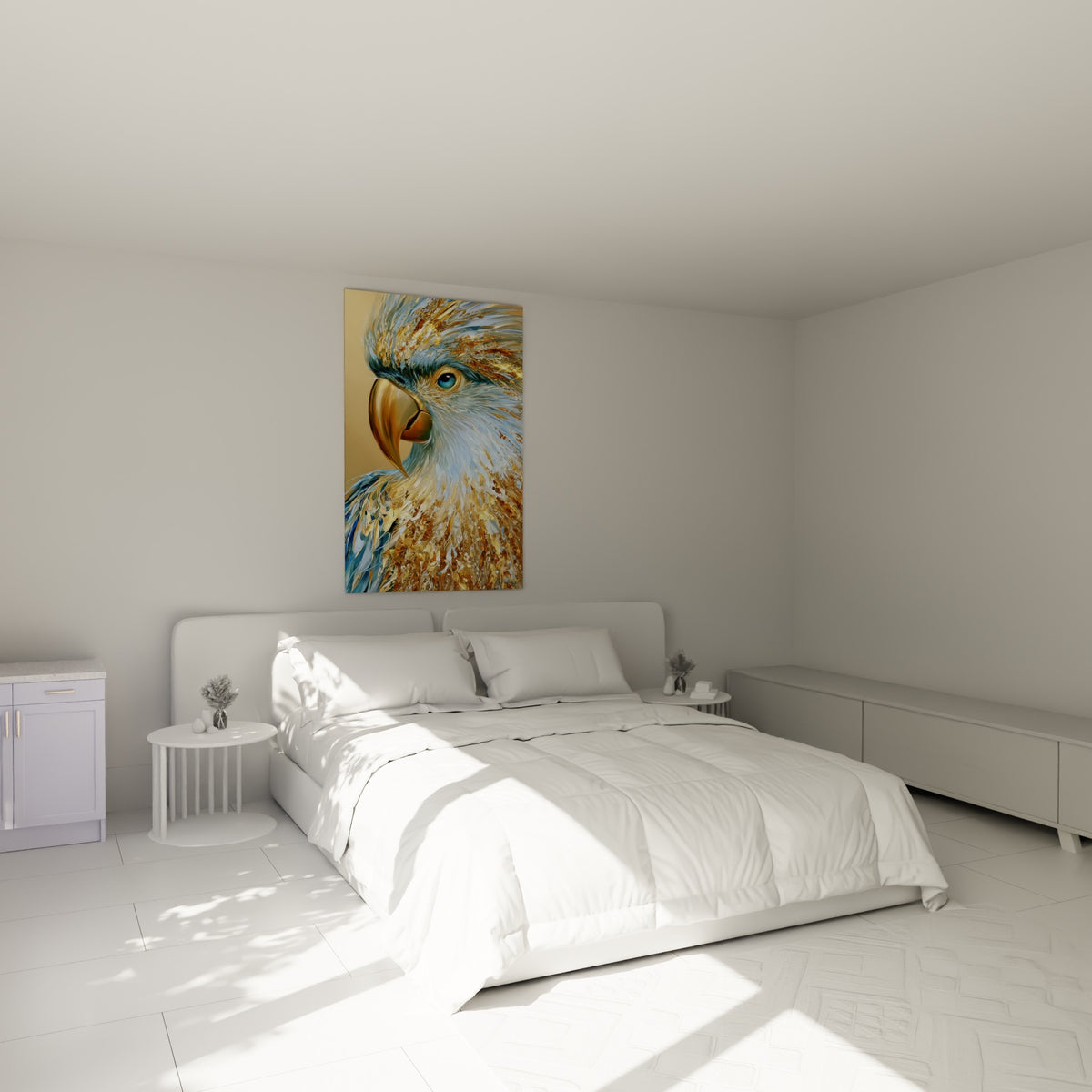 Portrait de perroquet doré et bleu glacier accroché au-dessus d'un lit dans une chambre claire