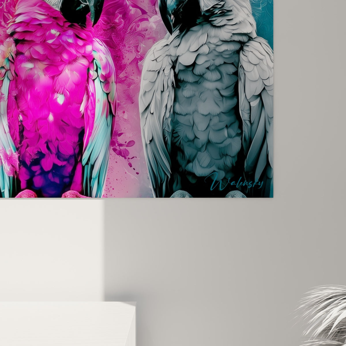Plumage du perroquet en gros plan, empâtements roses et gris se mêlant aux éclats dorés du fond