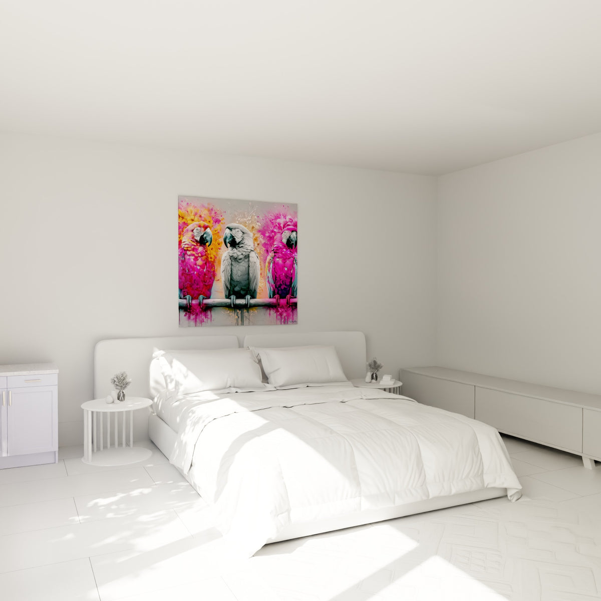 Perroquets aux plumages rose fuchsia et gris accrochés au-dessus d'un lit dans une chambre claire