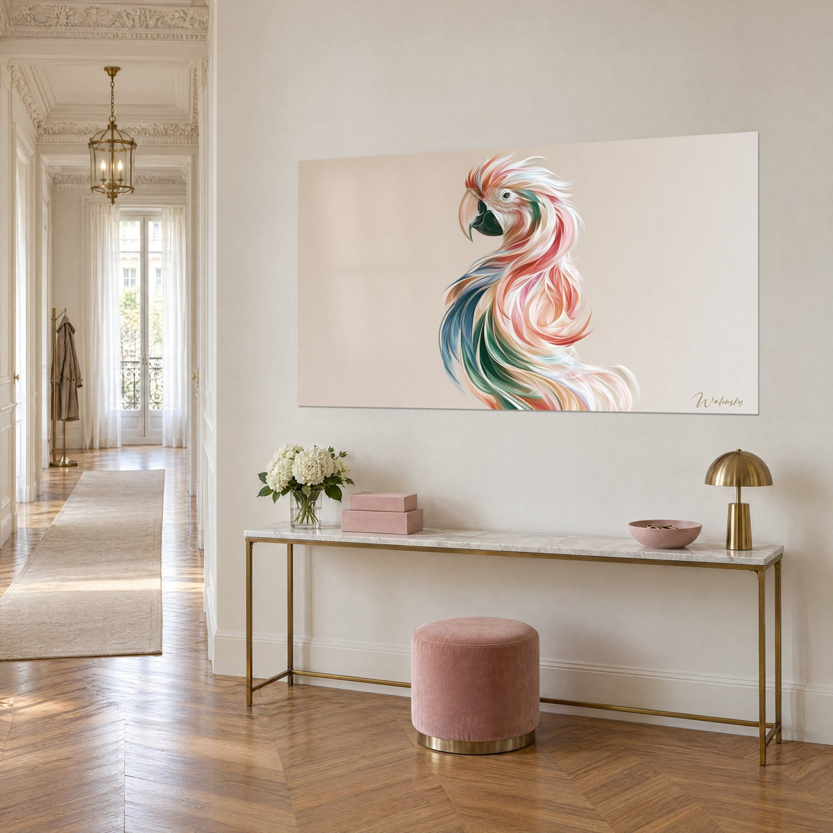 Tableau ara aux longues plumes bleu pétrole et blanc nacré, vu de trois-quarts sur un mur crème, au-dessus d'une console dorée dans une entrée haussmannienne