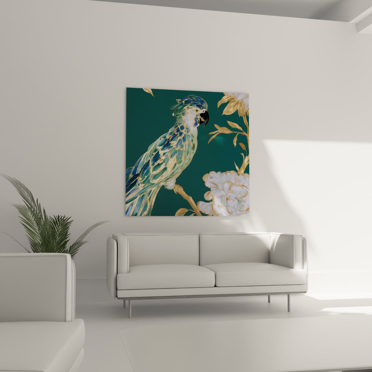 Plumage bleu nuit et doré d'un perroquet stylisé, au-dessus d'un canapé dans un salon lumineux