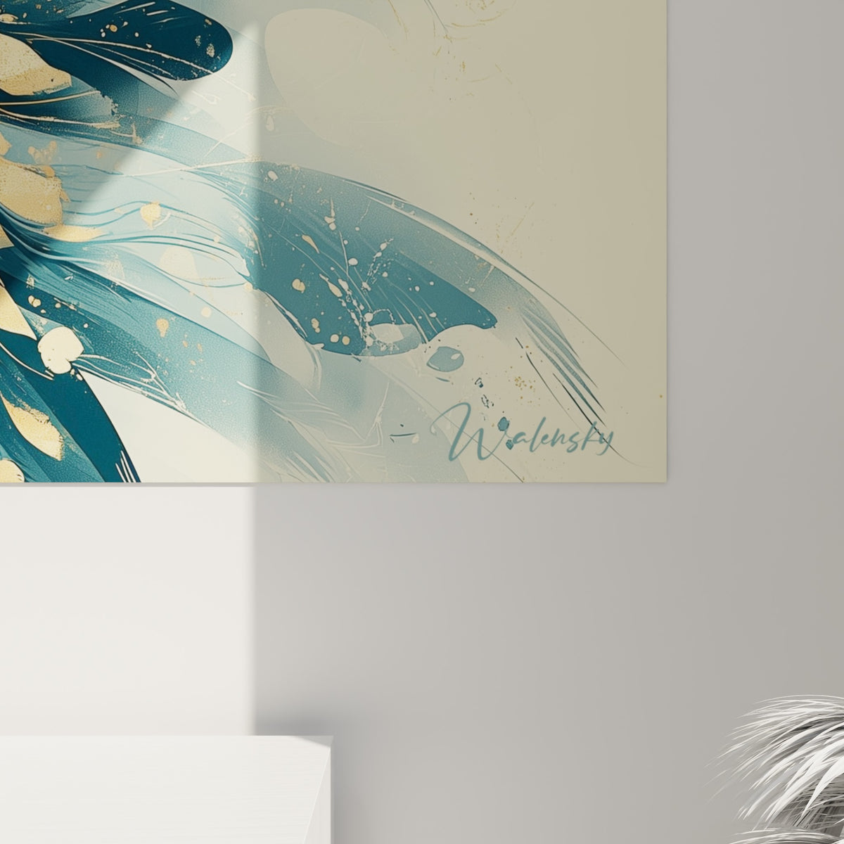 Détail des éclats dorés et coulures bleu profond sur le plumage du perroquet, grain et matière visibles