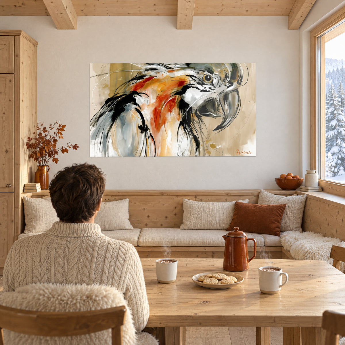 Tableau portrait d'ara aux éclaboussures rouges et plumes d'encre noire sur fond sable, couple de dos devant sa table de chalet