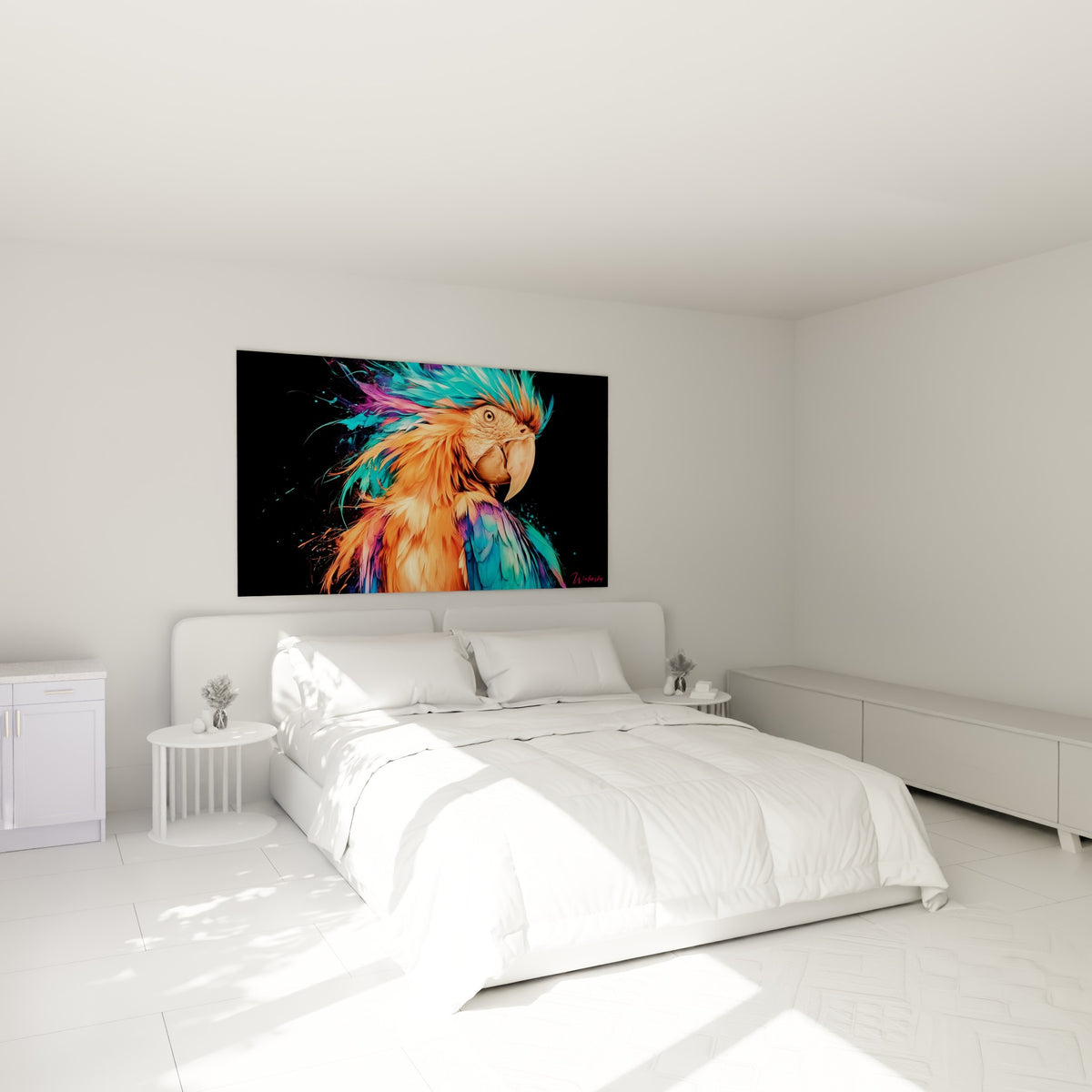 Ara coloré aux teintes orange et bleu turquoise, œuvre au-dessus d'un lit dans une chambre claire