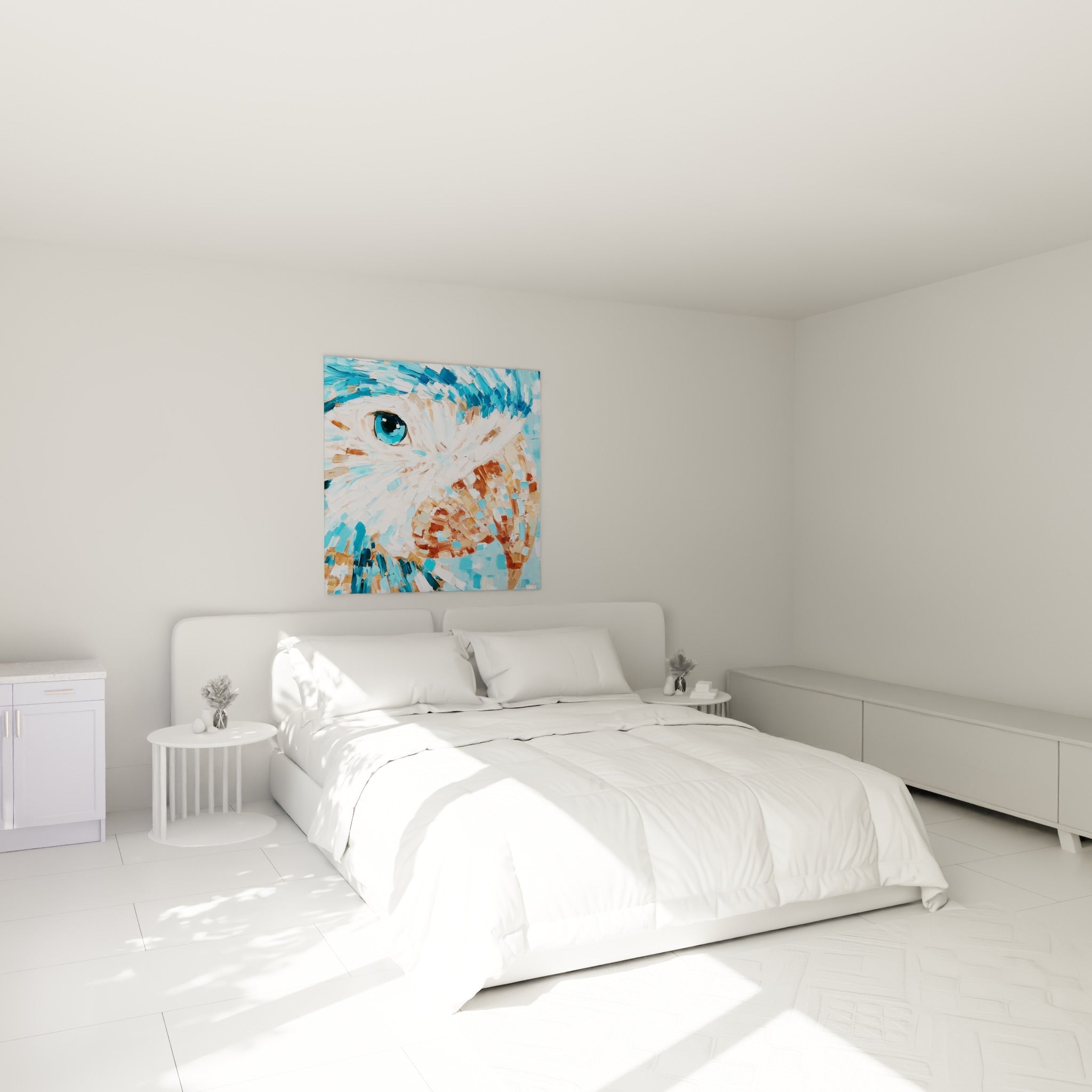 Œil de perroquet bleu turquoise et ocre accroché au-dessus d'un lit dans une chambre claire