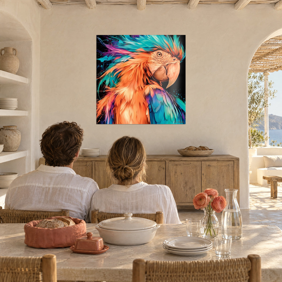 Gemälde Porträt eines leuchtend orangefarbenen Papageis, türkisblaue Federn mit rosa Spritzern, gegenüber einem Paar in einem mediterranen Haus
