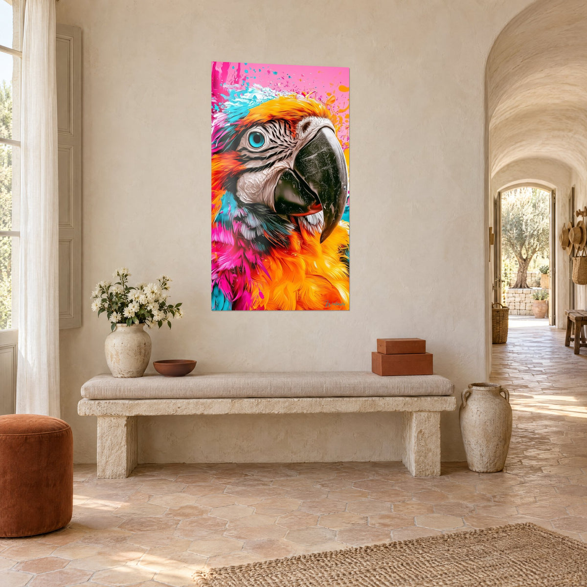 Quadro ara macao con schizzi rosa, piume arancioni e ciano, becco nero lucido, parete imbiancata di un corridoio a volta in prospettiva