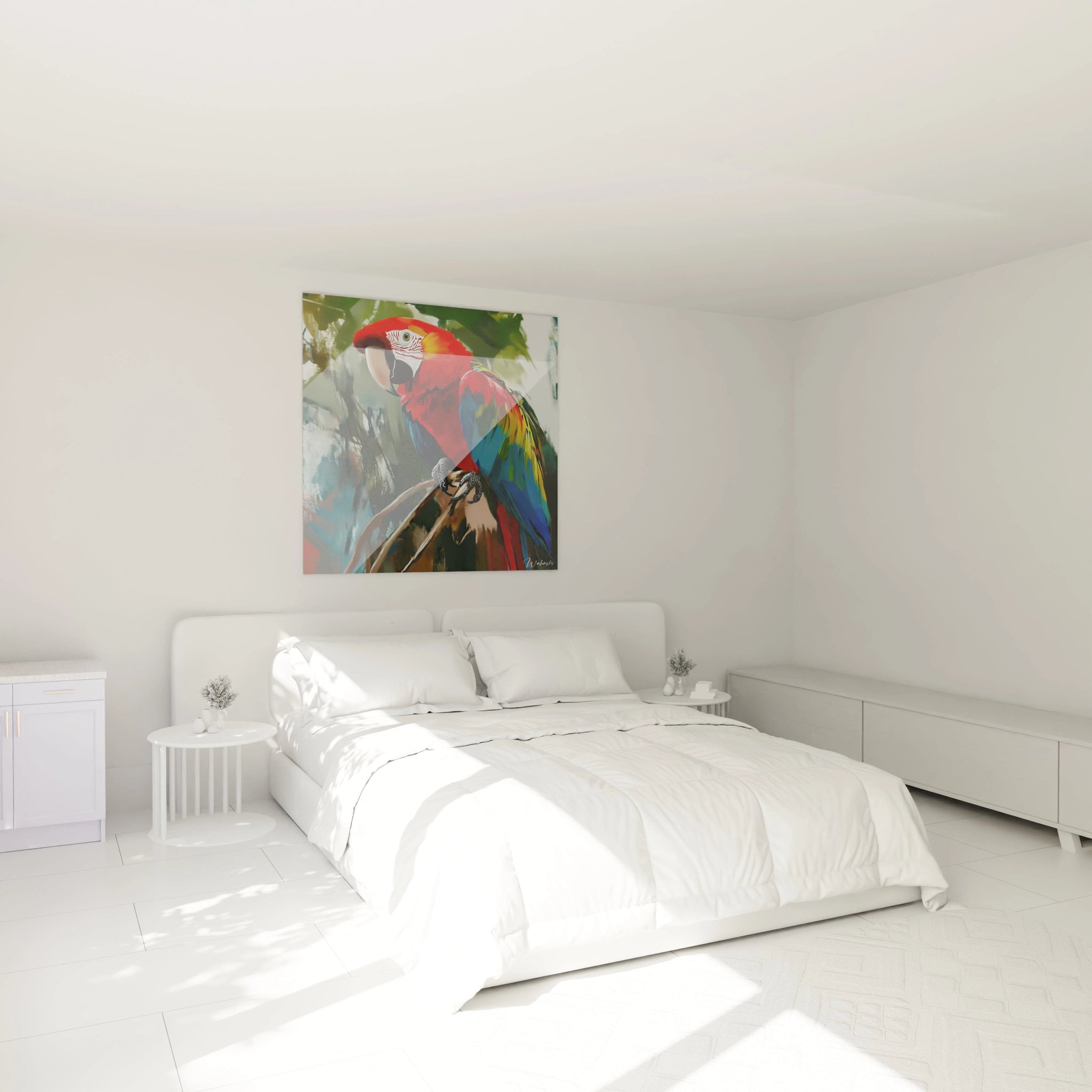 Tableau perroquet coloré Walensky accroché au-dessus d'un lit blanc dans une chambre lumineuse