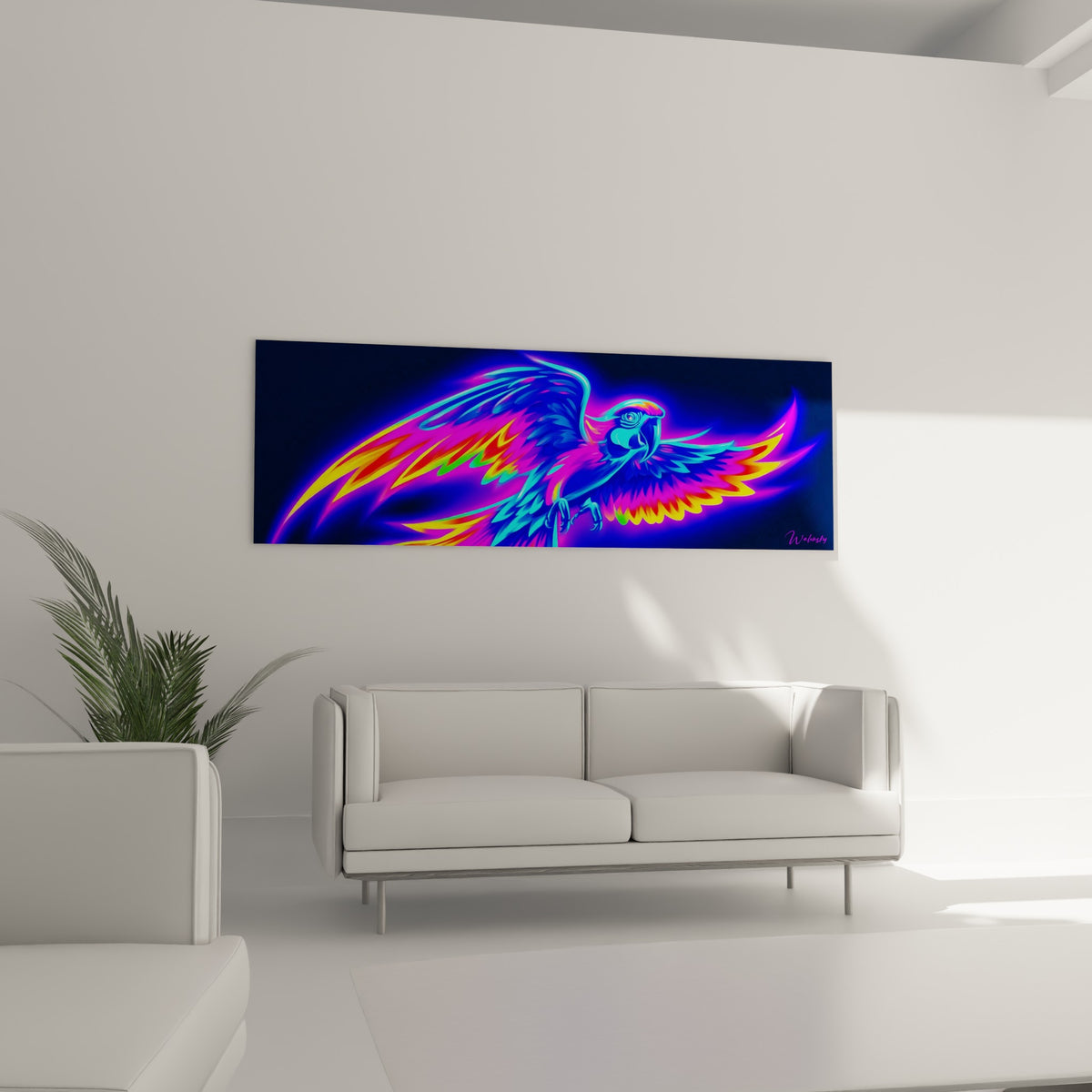 Envol de perroquet néon rose et bleu turquoise accroché au-dessus d'un canapé dans un salon lumineux