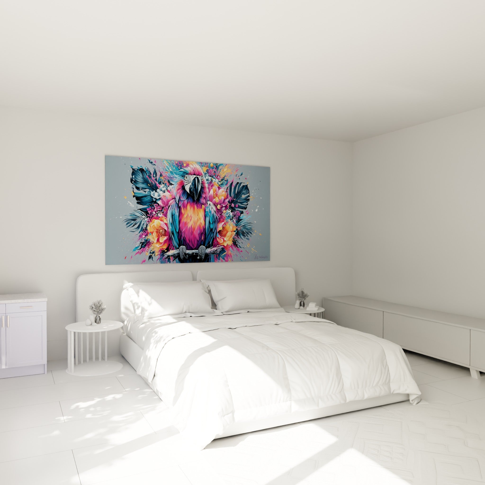 Perroquet aux teintes turquoise et rose vif accroché au-dessus d'un lit dans une chambre claire
