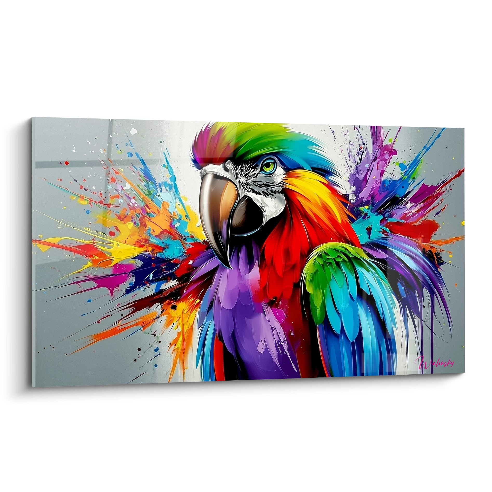 Perroquet aux plumes rouge et violet éclatées dans une explosion de peinture colorée sur fond gris