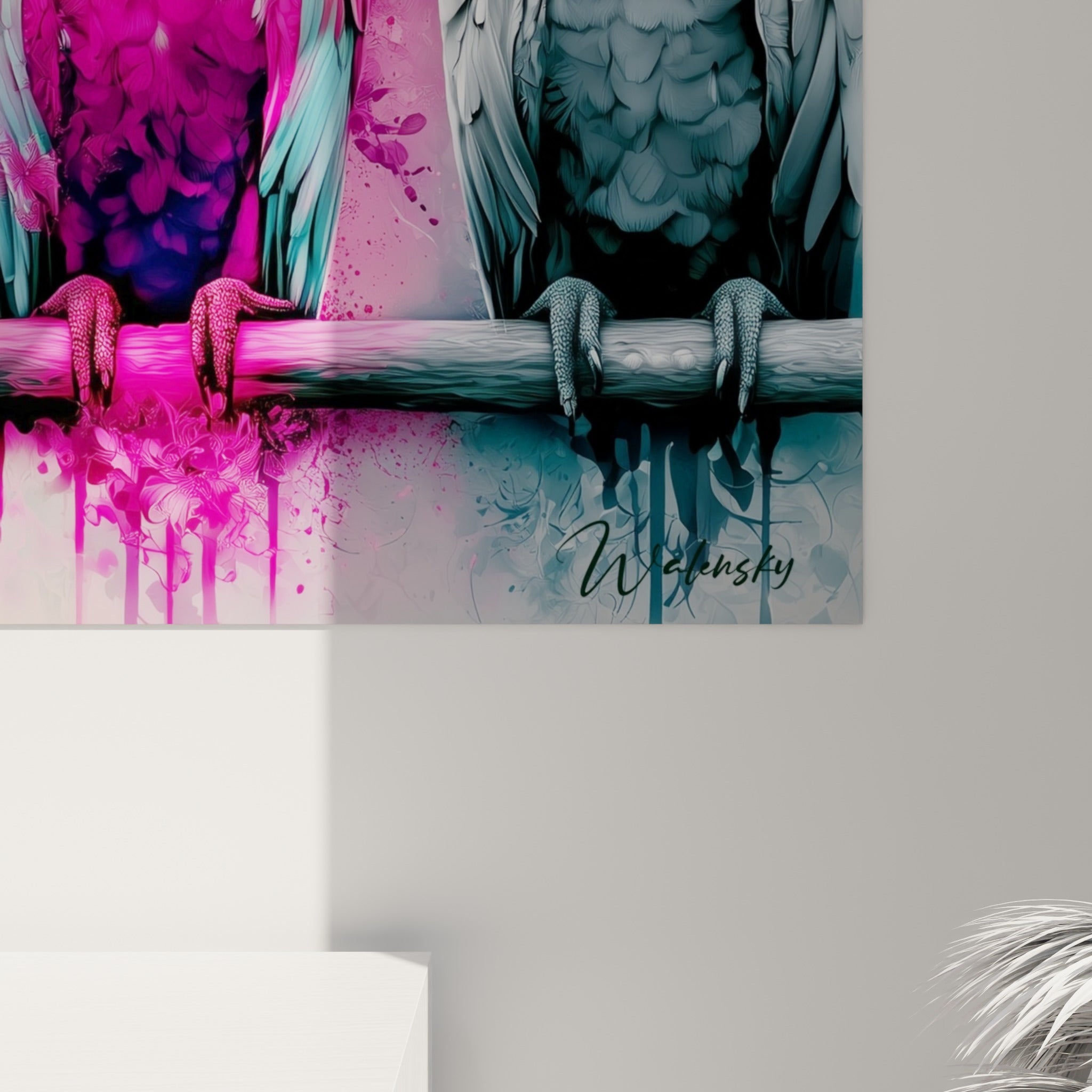 Détail rapproché des plumes fuchsia et dorées éclaboussées de peinture sur fond gris texturé
