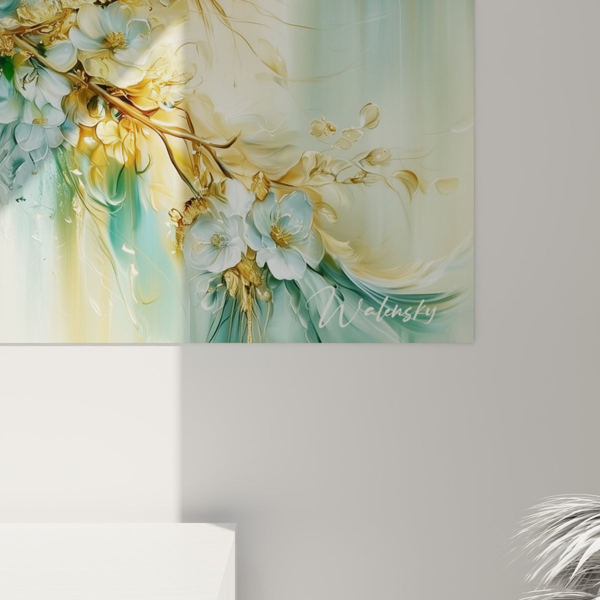 Texture picturale rapprochée du perroquet, coulures dorées et touches turquoise se mêlant aux pétales blancs