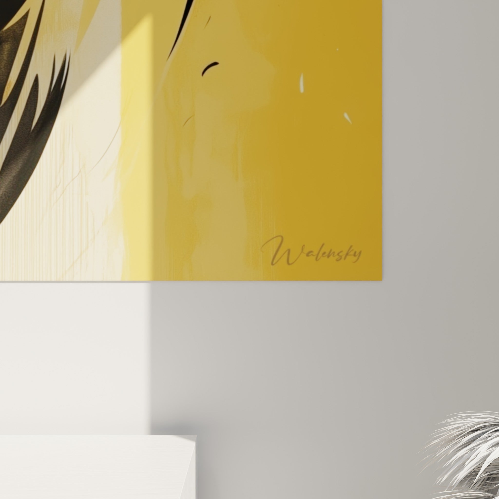 Détail du plumage texturé noir et crème, éclaboussures d'encre visibles sur le fond jaune safran
