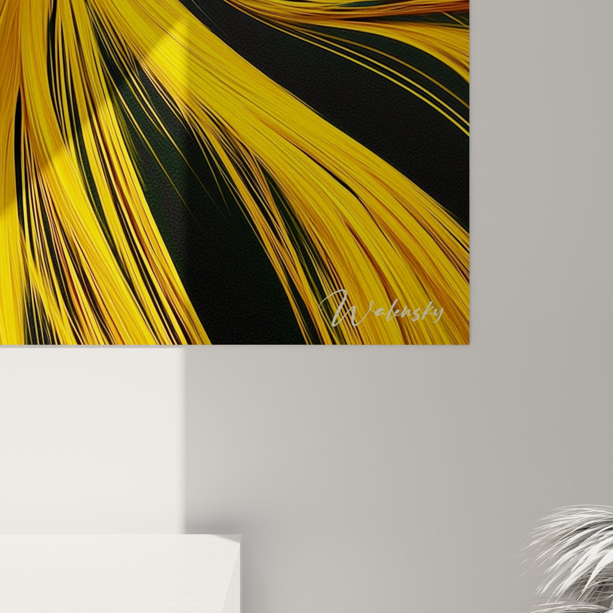 Détail des plumes jaune orangé et grises du perroquet, textures fines et contrastes noirs visibles de près