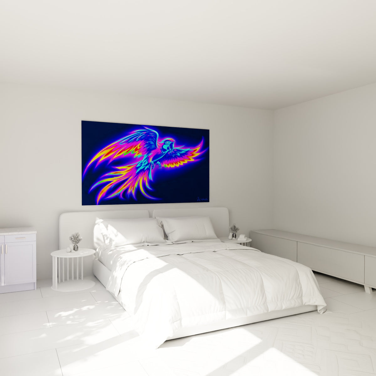 Oiseau exotique électrique aux plumes jaune et violet, accroché au-dessus d'un lit dans une chambre claire