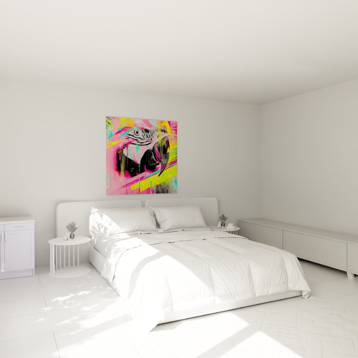 Perroquet aux teintes fluo rose et jaune, regard perçant, au-dessus d'un lit dans une chambre claire