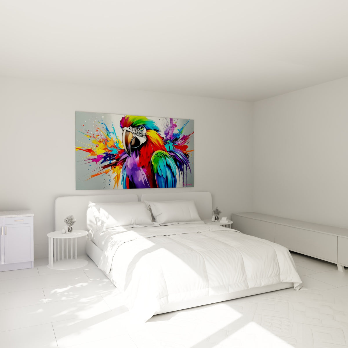Oiseau coloré aux teintes turquoise et rouge vif accroché au-dessus d'un lit dans une chambre claire