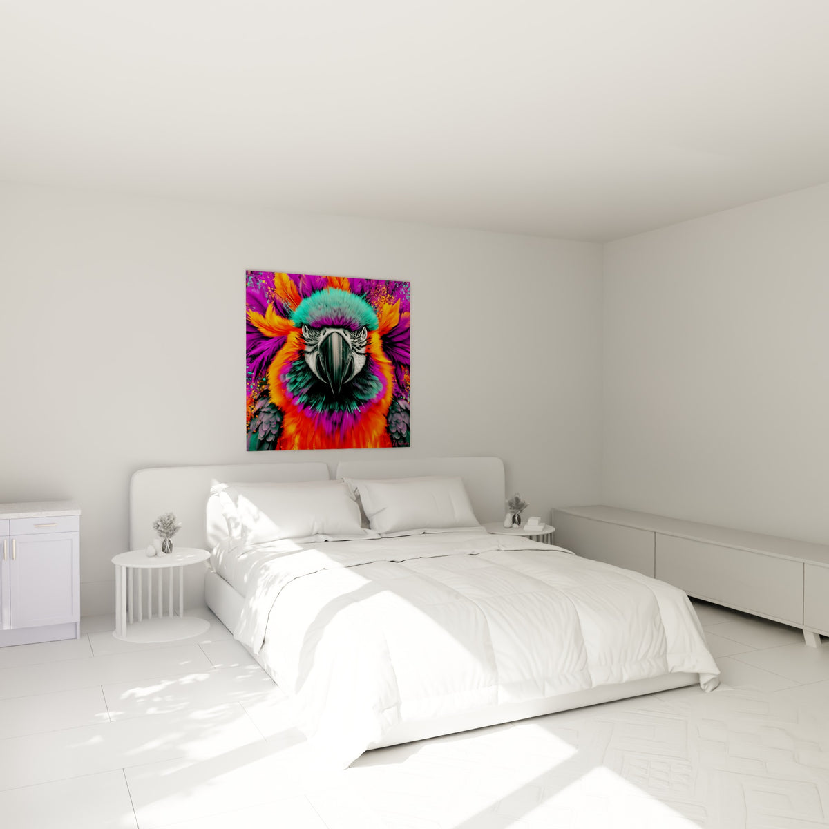 Oiseau tropical aux couleurs violet et orange vif, accroché au-dessus d'un lit dans une chambre claire