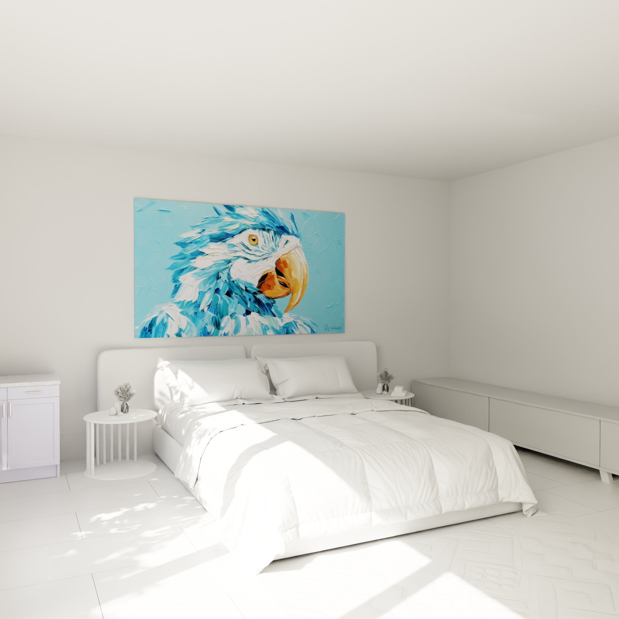 Oiseau bleu turquoise et blanc au regard ambré, accroché au-dessus d'un lit dans une chambre claire