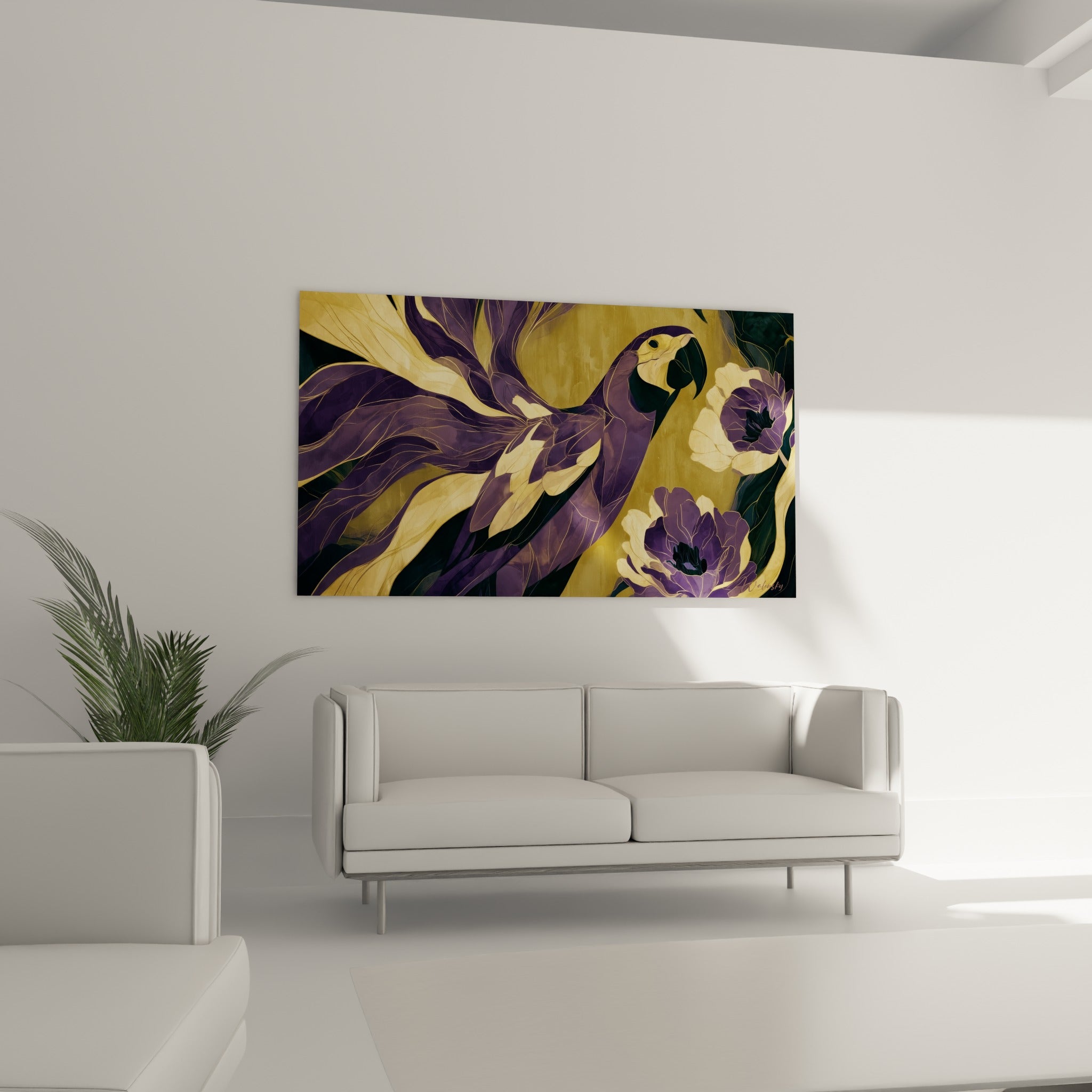 Plumage violet nervuré d'or et fleurs crème, disposé au-dessus d'un canapé dans un salon lumineux