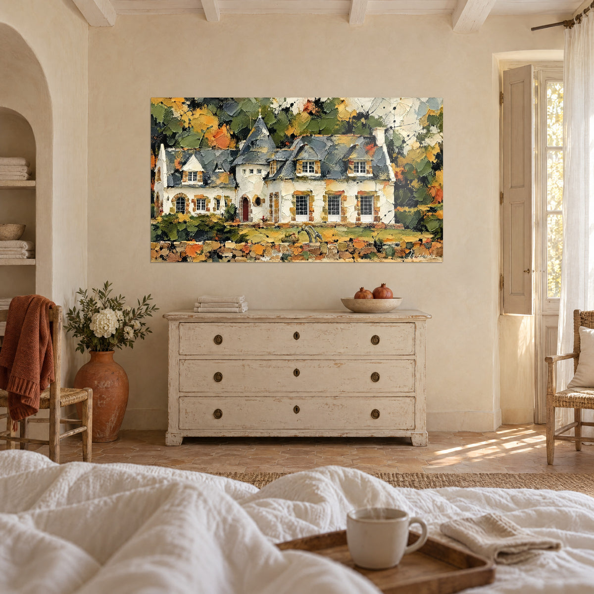 Tableau gentilhommière aux toits d'ardoise bleutée et feuillage doré, mur ocre et rouille, au-dessus d'un lit dans une chambre claire