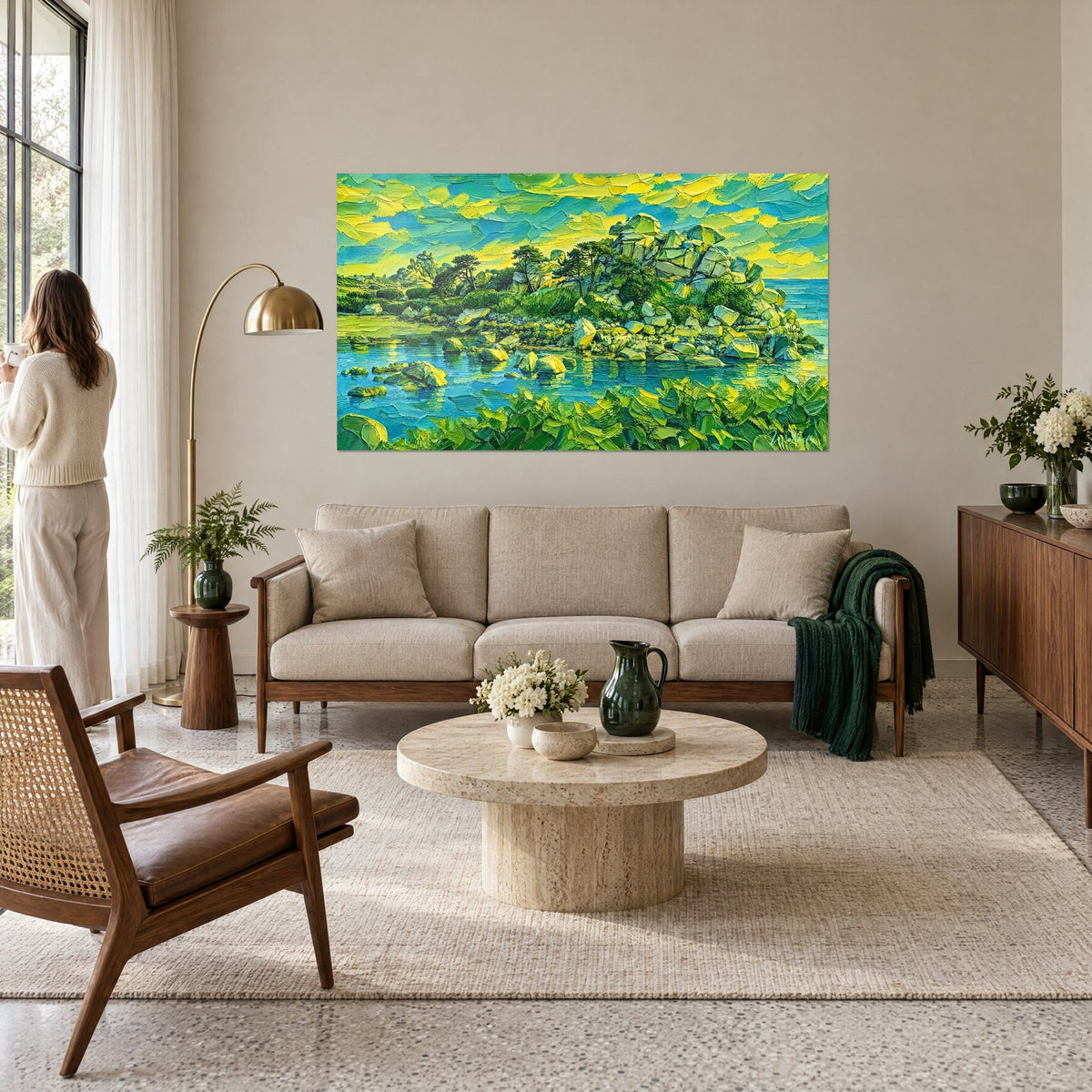 Tableau chaos de granit rose coiffé de pins, mer turquoise et ciel jaune citron en larges coups de pinceau, au-dessus d'un canapé dans un salon lumineux