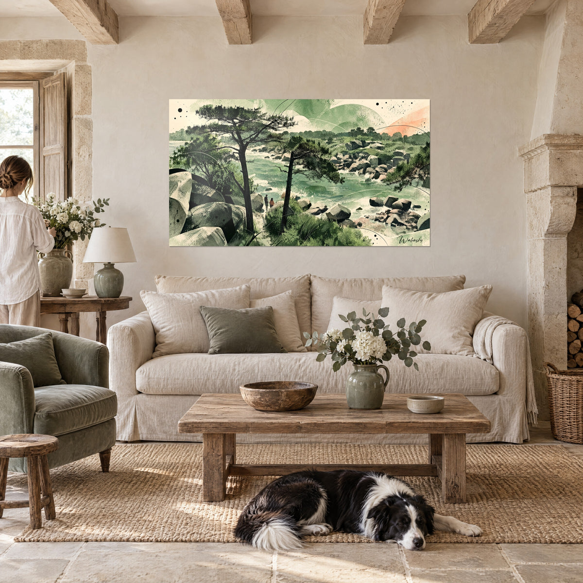 Tableau sentier côtier entre rochers granitiques gris et pins vert sauge, ciel rosé, collie couché, au-dessus d'un canapé dans un salon lumineux