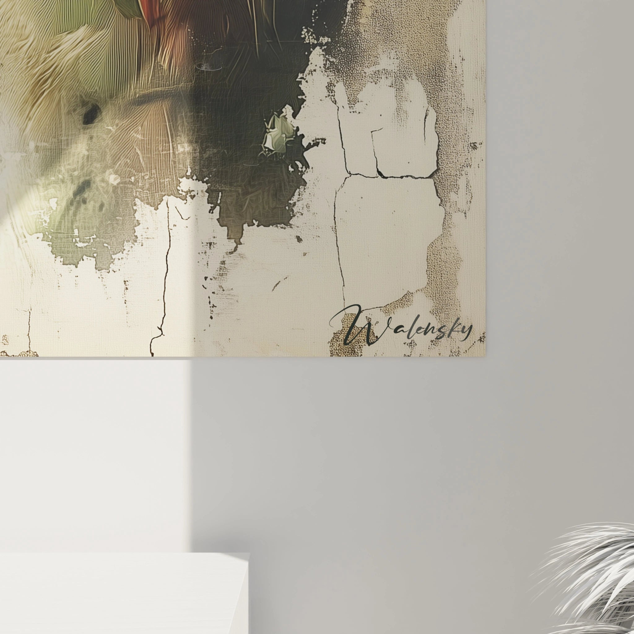 Un tableau perruche portrait d'un ara exotique, capturant les détails du plumage vert profond et des marques rouges autour de l'œil, avec un rendu texturé des plumes sur fond beige craquelé.
