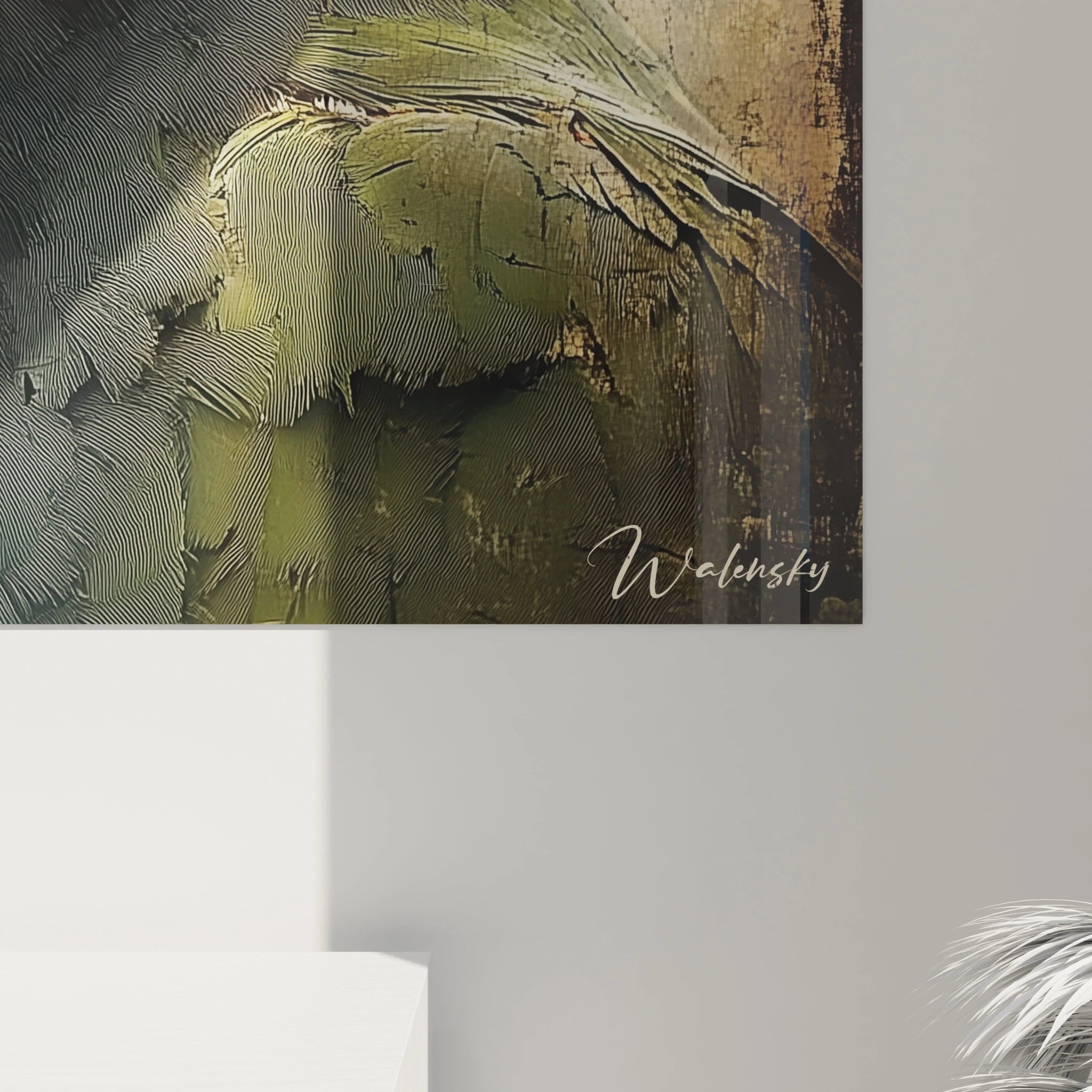 Un tableau perruche capturant un gros plan de perroquet aux plumes grises, vertes et rouges. Œil jaune détaillé avec pupille noire, bec massif noir. Texture visible des plumes individuelles sur fond beige patiné aux craquelures délicates.
