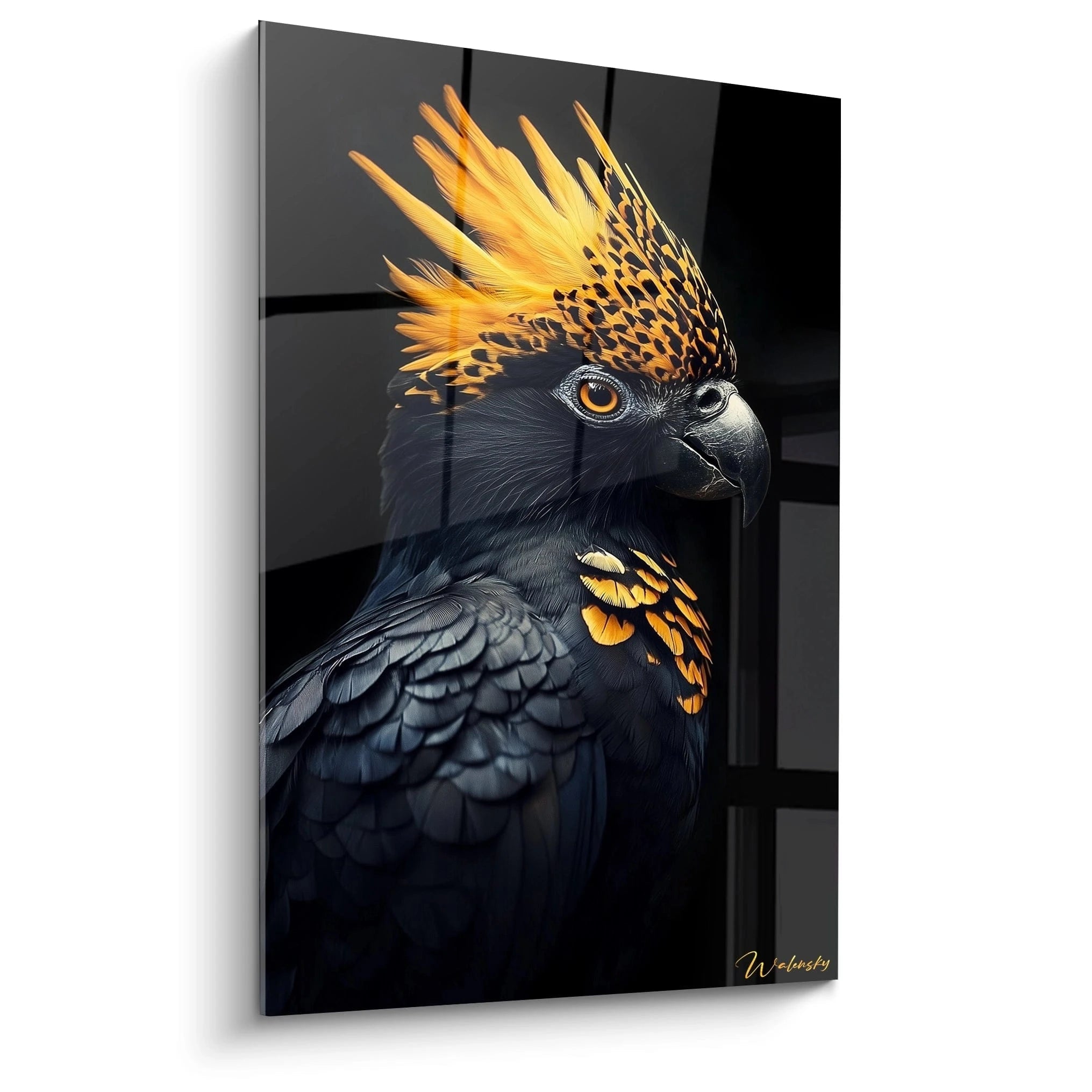 Un tableau cacatoès représentant un cacatoès noir à huppe jaune dressée, avec un œil ambré expressif et un bec gris courbé, présentant un plumage noir profond aux textures détaillées et des touches de jaune vif sur fond noir.
