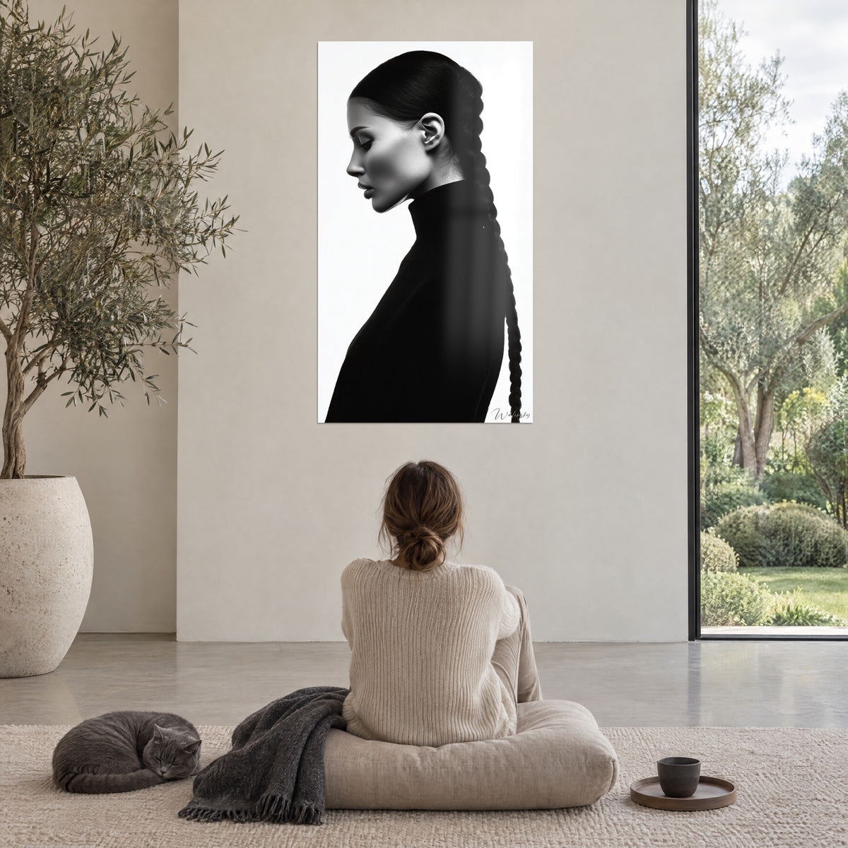 Schilderij modelportret in zuiver profiel, zwarte vlecht die over de rug valt, witte achtergrond, tegenover een glazen wand, grijze kat op een poef