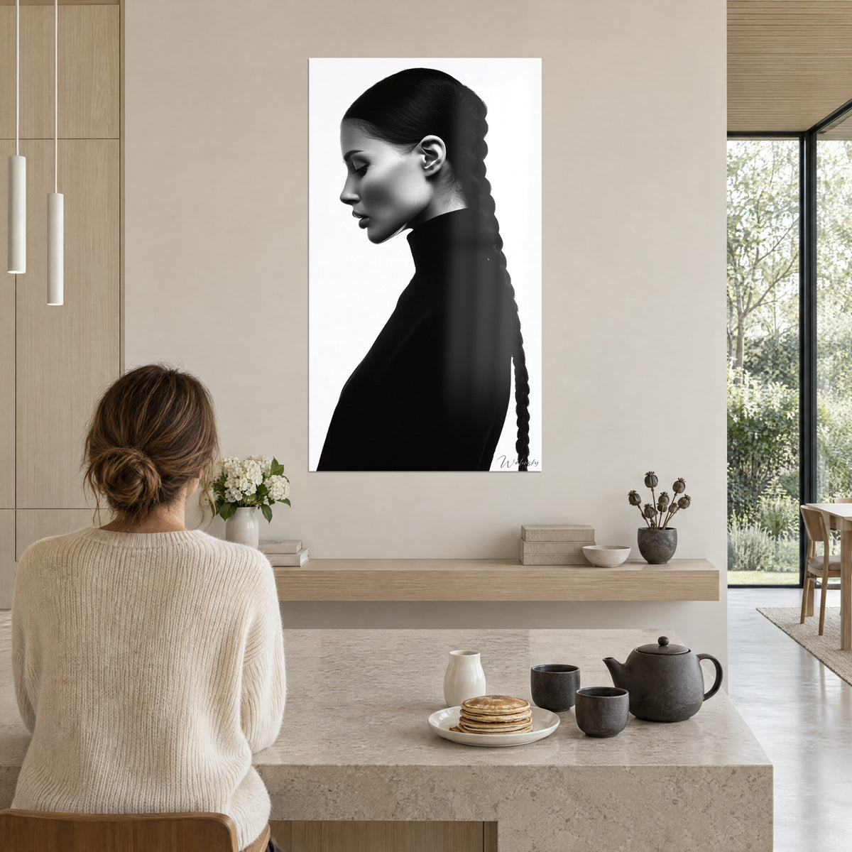 Schilderij neergebogen gezicht met gesloten oogleden, dikke zwarte vlecht op puur witte achtergrond, aan de muur van een open keuken, twee grijze kopjes