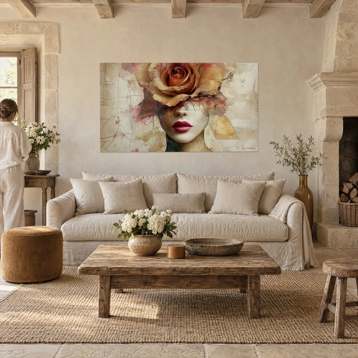 Cuadro de una rosa ocre en plena floración sobre el rostro de una mujer con labios carmesí, fondo beige agrietado, encima de un sofá en un salón luminoso