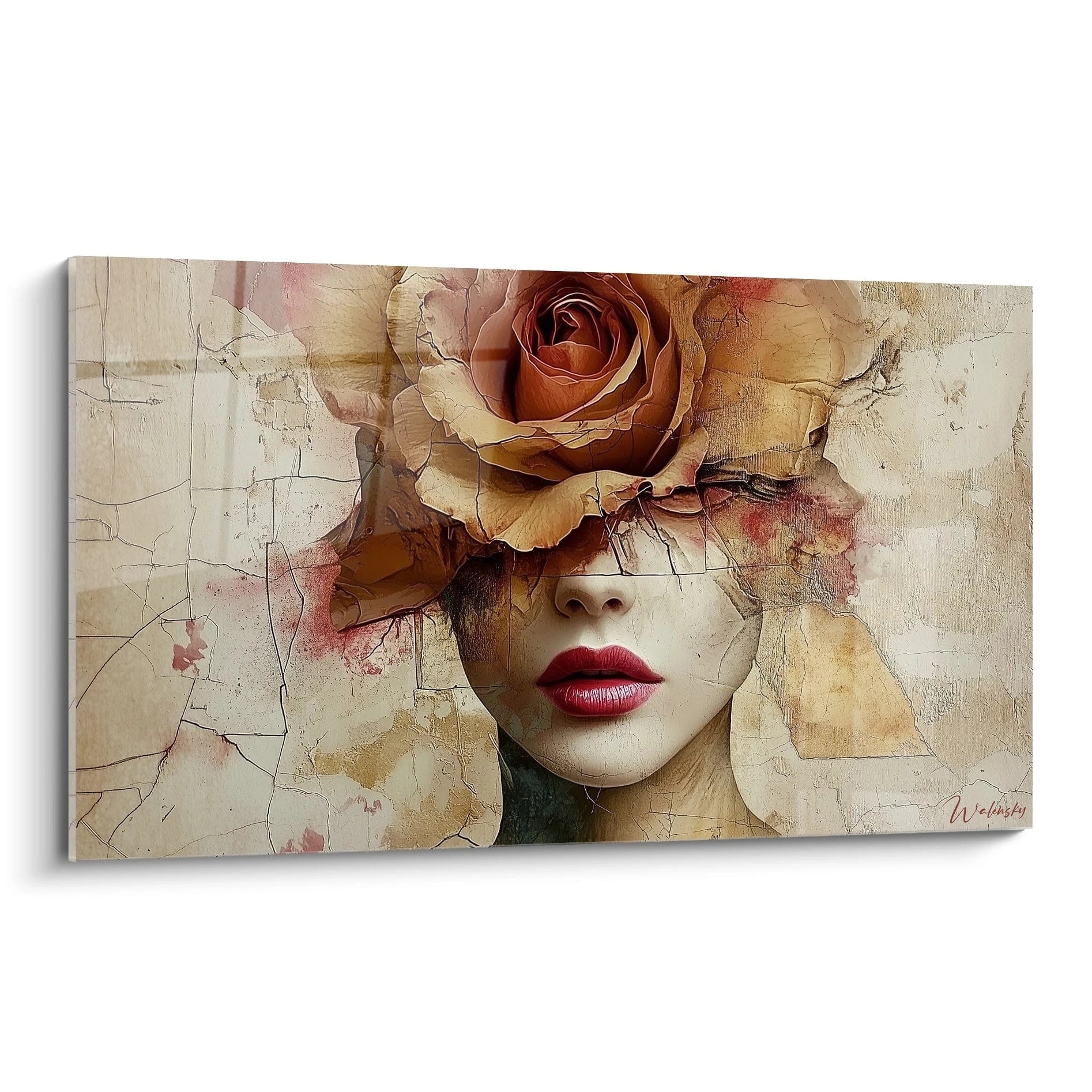 Un tableau visage floral présentant un portrait féminin partiellement masqué par une rose aux tons orangés et beiges, sur un fond texturé craquelé. Les lèvres rouges vives contrastent avec la pâleur de la peau et les fissures qui parcourent l'ensemble de l'œuvre.
