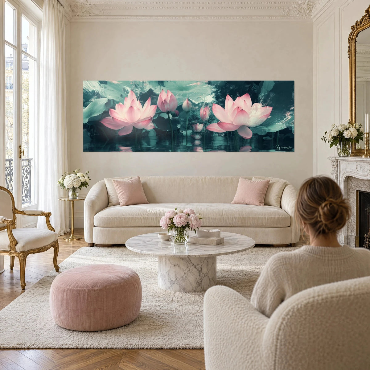 Cuadro loto rosa pálido sobre aguas verde jade, reflejos en el estanque, pareja de espaldas sobre un sofá en un salón luminoso
