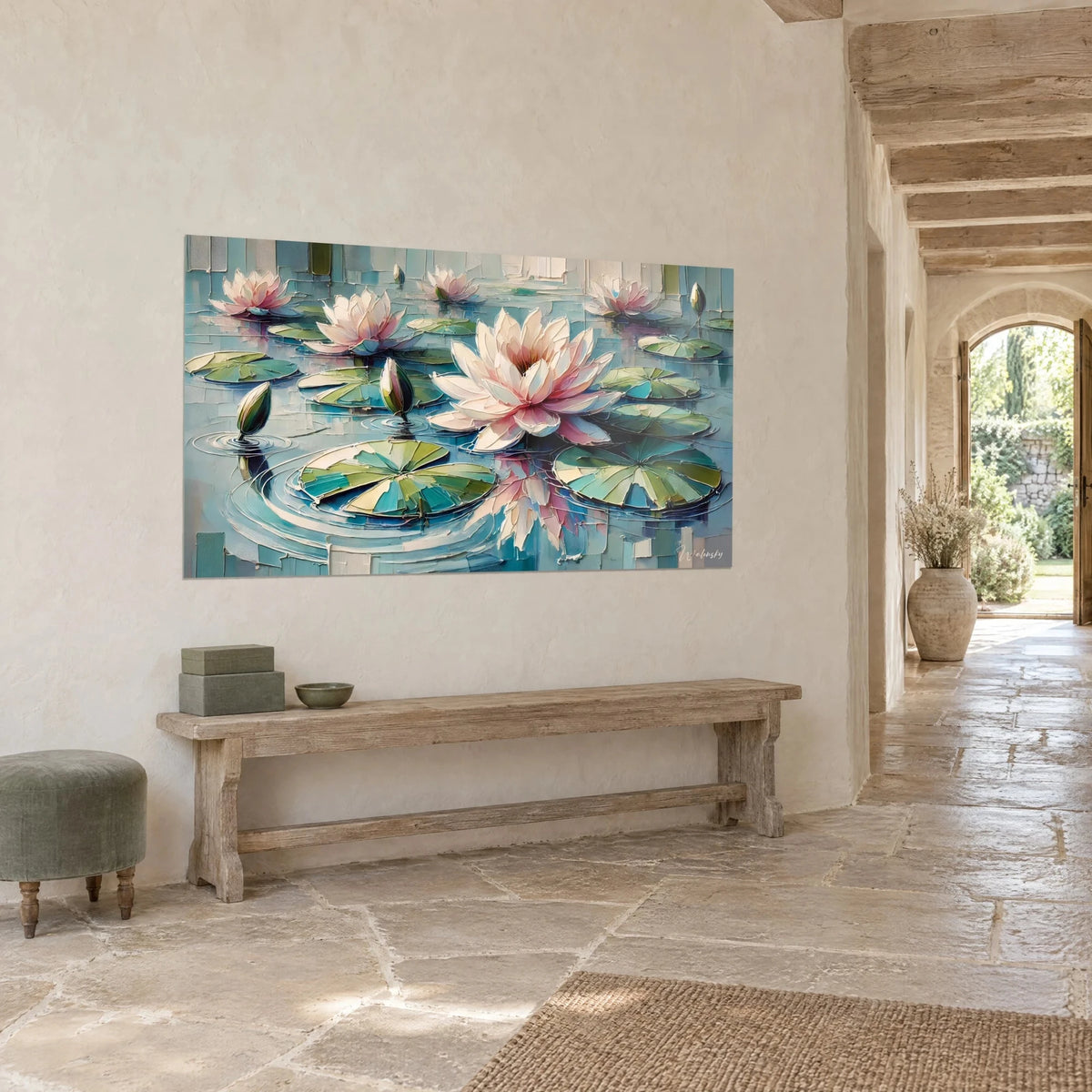 Quadro di loto avorio dai petali rosati che galleggia tra cuscini verdi e blu, vista di tre quarti in un corridoio di pietra