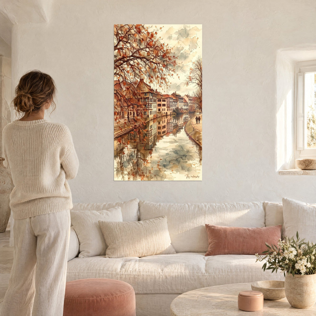 Gemälde Kanal in Rostrot mit Fachwerkhäusern, beige und ockerfarbene Spiegelungen im Wasser, über einem Sofa in einem hellen Wohnzimmer