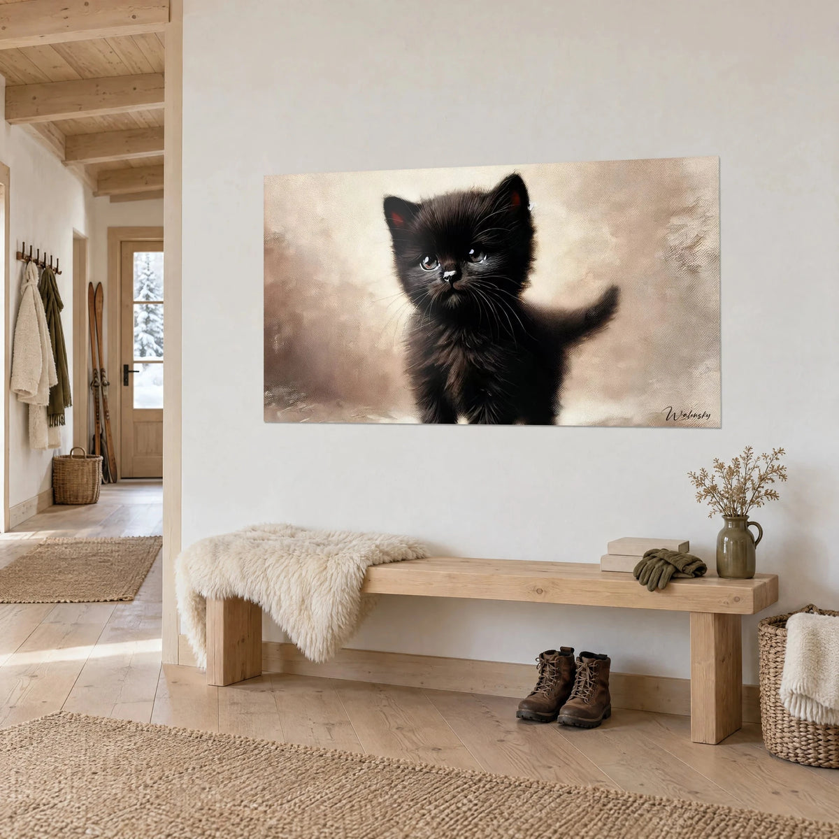 Quadro gattino soffice con la coda alzata, pelo d'ebano su sfondo sabbia, sopra una panca di legno in un ingresso di chalet