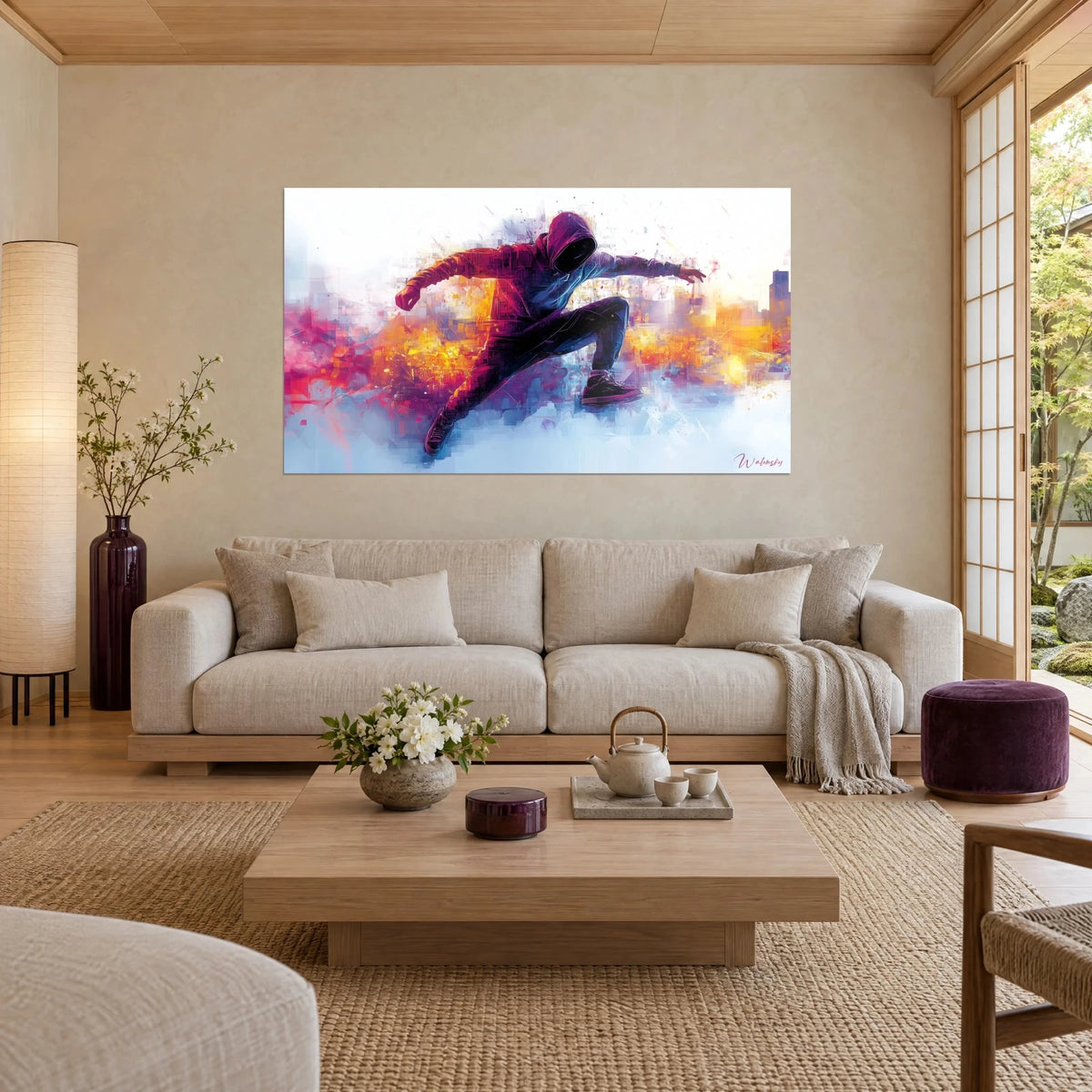 Tableau coureur urbain encapuchonné bondissant dans des éclats magenta et orangés, ville en pixels, au-dessus d'un canapé dans un salon lumineux