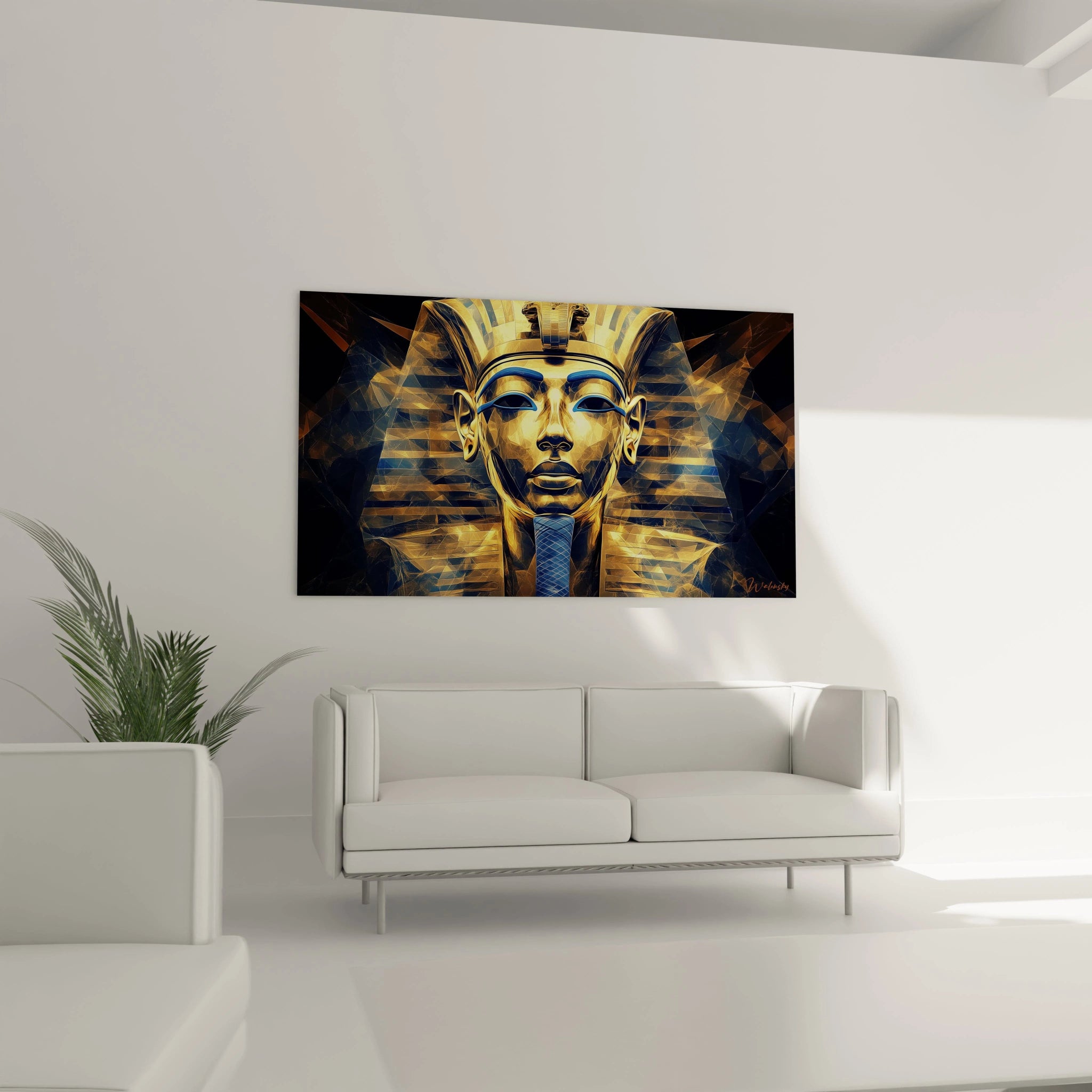 Tableau Egypte mural représentant le masque de Toutankhamon en couleurs dorées accroché au-dessus d'un canapé blanc dans un salon moderne