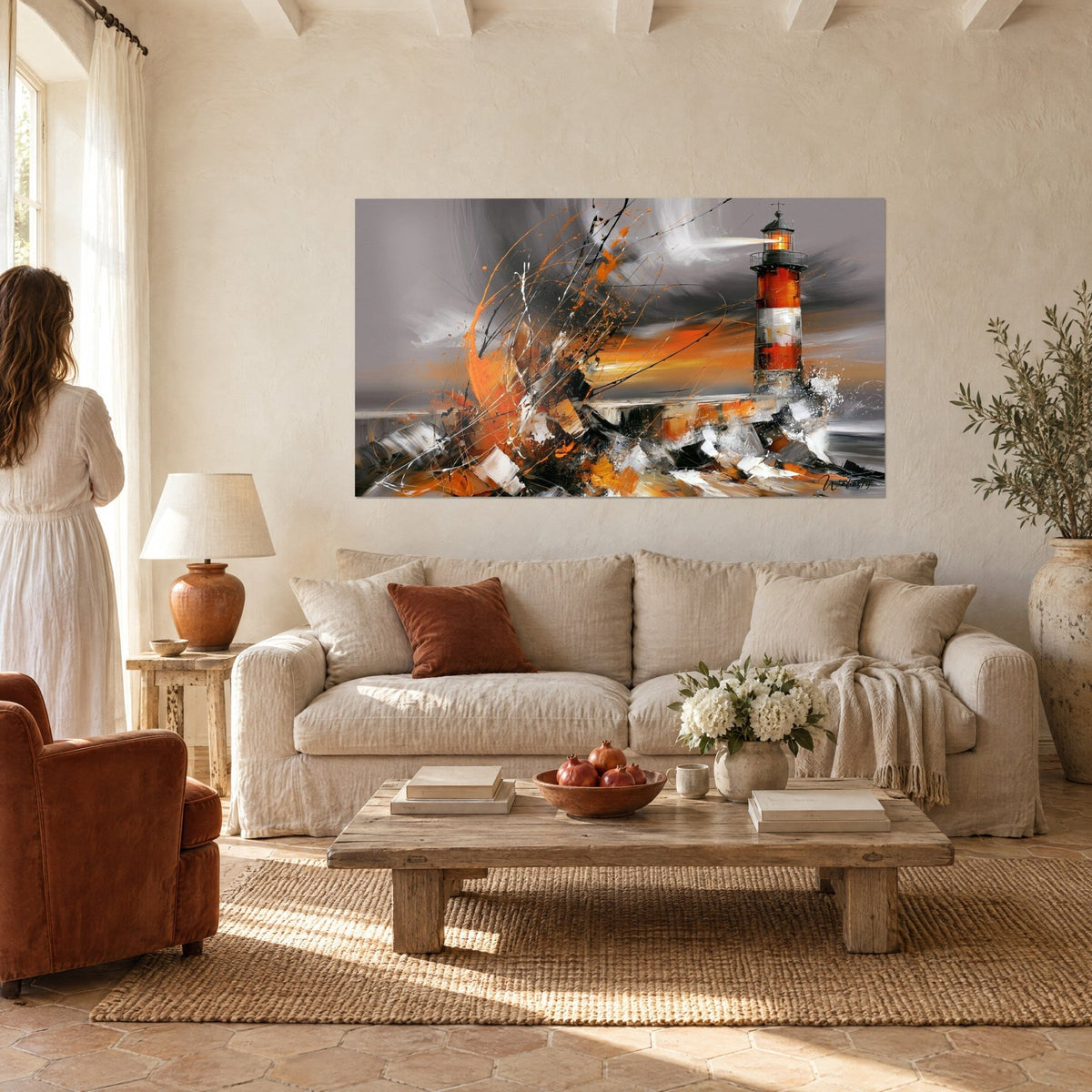 Tableau phare rayé rouge et blanc sous un ciel gris et orange, éclaboussures vives, une femme de dos, au-dessus d'un canapé dans un salon lumineux